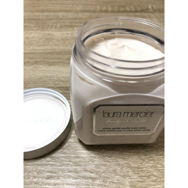 laura mercier(ローラメルシエ)のローラメルシエ　ホイップトボディクリーム　アンバーバニラ コスメ/美容のボディケア(ボディクリーム)の商品写真