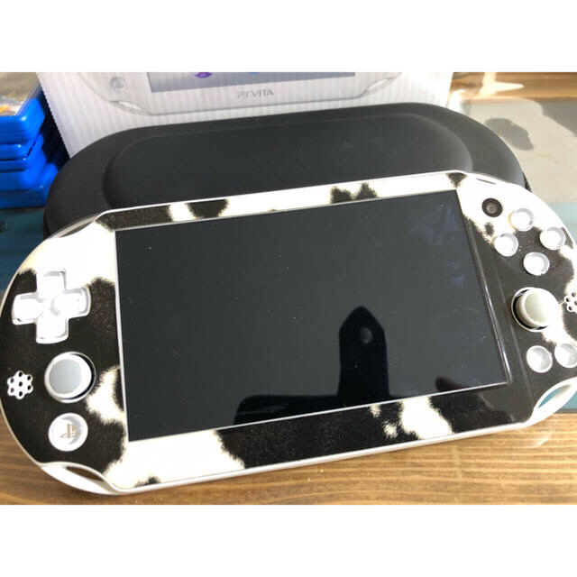 SONY PSVITA 本体  PCH-2000 ZA12+ソフト4本+オマケ 2