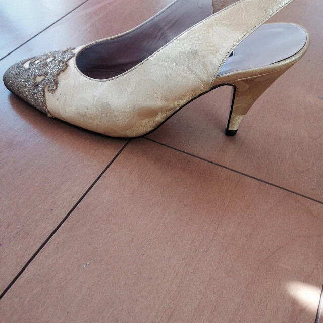 ブティックオーサキゴールドパンプス レディースの靴/シューズ(ハイヒール/パンプス)の商品写真