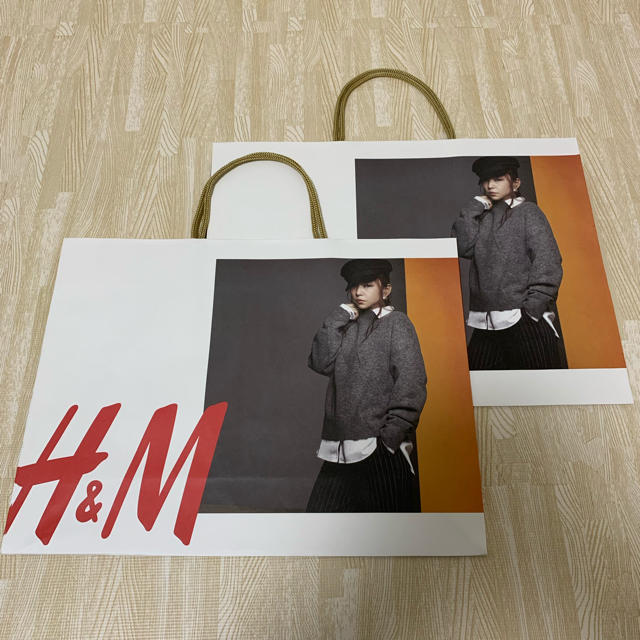 H&M(エイチアンドエム)の○ 安室奈美恵  H&M  ショッパー 2枚 & 海外版 vivi  mina エンタメ/ホビーの雑誌(ファッション)の商品写真