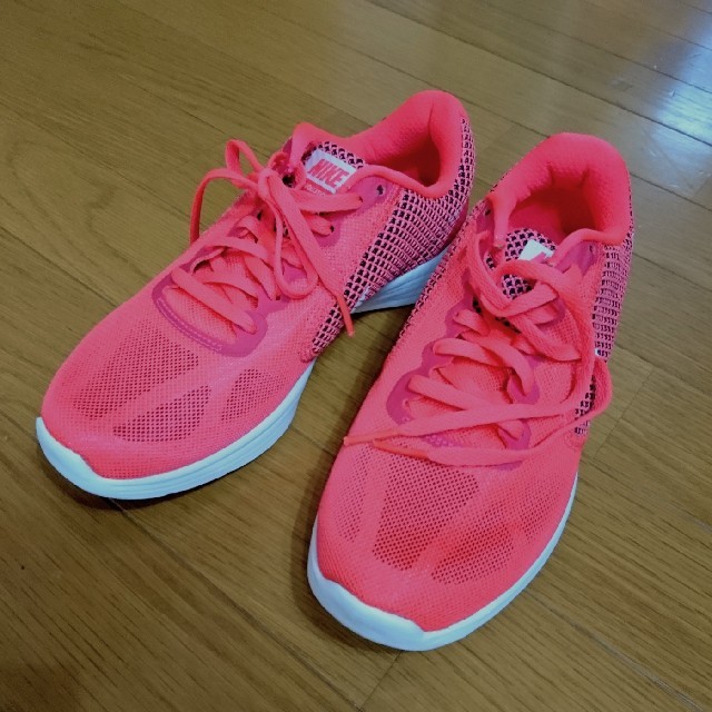 最終。22.5  NIKE スニーカー。 2