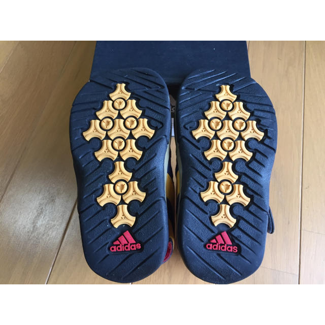 adidas(アディダス)のadidas サンダル 16㌢ キッズ/ベビー/マタニティのキッズ靴/シューズ(15cm~)(サンダル)の商品写真