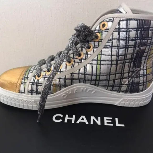 CHANEL(シャネル)の本日限定 レア！美品 CHANEL ハイカットスニーカー 37 レディースの靴/シューズ(スニーカー)の商品写真