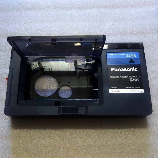 Panasonic(パナソニック)のVHS-C→VHS変換カセットアダプター　Panasonic VW-TCA7 スマホ/家電/カメラのカメラ(ビデオカメラ)の商品写真