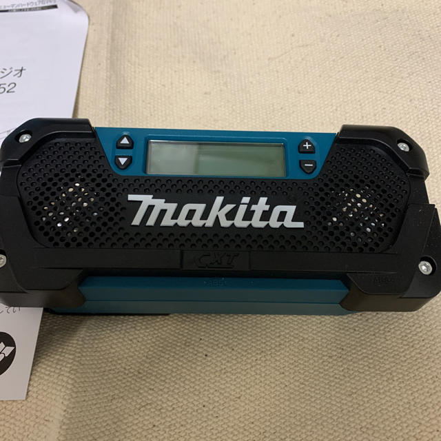 Makita(マキタ)のマキタ　10.8V 充電式ラジオ　未使用品　MR052 スマホ/家電/カメラのオーディオ機器(ラジオ)の商品写真