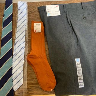 ユニクロ(UNIQLO)の新品　感動パンツ　おまけ付き　ネクタイ　靴下(スラックス/スーツパンツ)