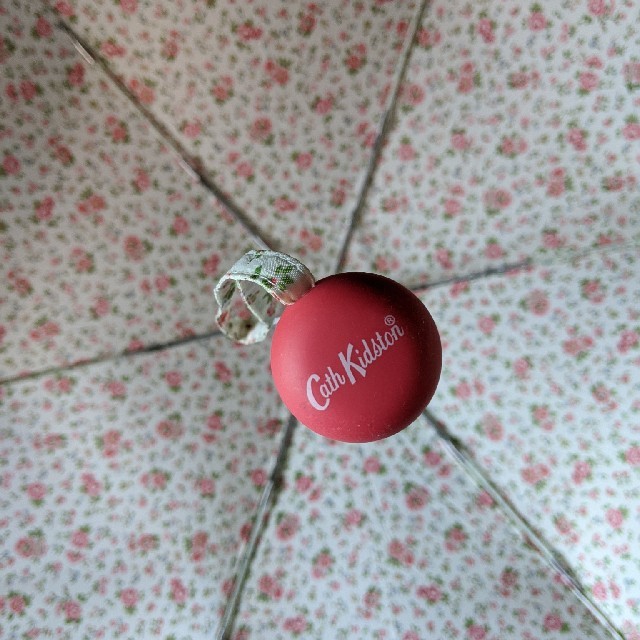 Cath Kidston(キャスキッドソン)の未使用　キャスキッドソン　折りたたみ日傘　花柄　軽量　Cath Kidston レディースのファッション小物(傘)の商品写真