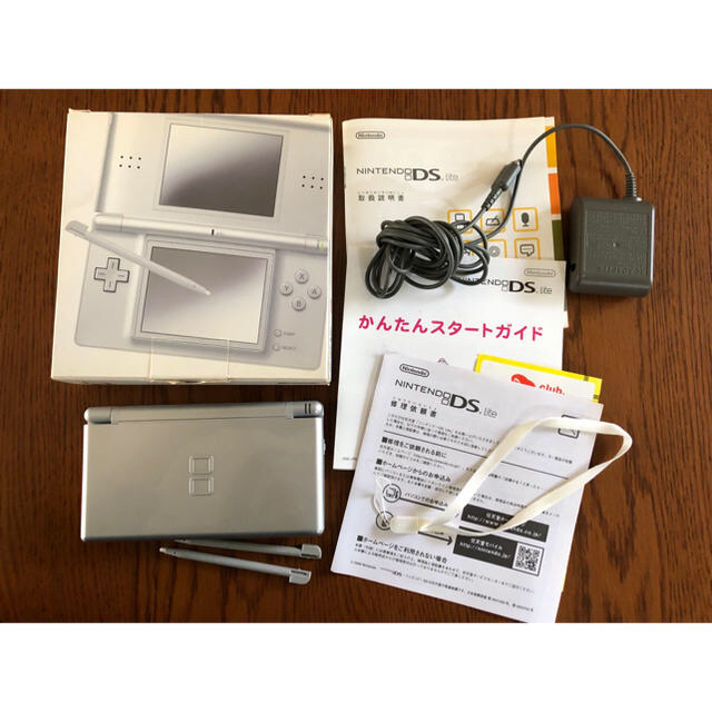 ニンテンドーDS(ニンテンドーDS)のNintendo DS ニンテンド-DS LITE グロスシルバー エンタメ/ホビーのゲームソフト/ゲーム機本体(携帯用ゲーム機本体)の商品写真