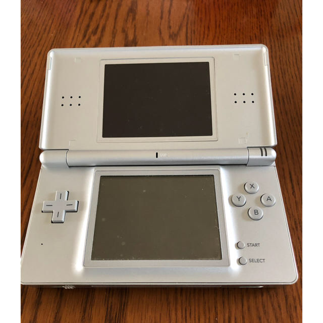 ニンテンドーDS(ニンテンドーDS)のNintendo DS ニンテンド-DS LITE グロスシルバー エンタメ/ホビーのゲームソフト/ゲーム機本体(携帯用ゲーム機本体)の商品写真