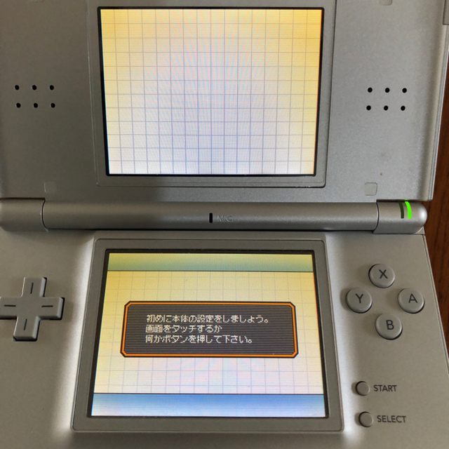 ニンテンドーDS(ニンテンドーDS)のNintendo DS ニンテンド-DS LITE グロスシルバー エンタメ/ホビーのゲームソフト/ゲーム機本体(携帯用ゲーム機本体)の商品写真