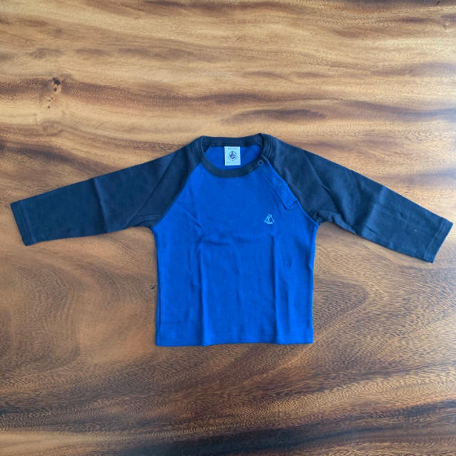 PETIT BATEAU(プチバトー)のプチバトー・ロンTシャツ 2枚セット 12m/74cm キッズ/ベビー/マタニティのベビー服(~85cm)(Ｔシャツ)の商品写真