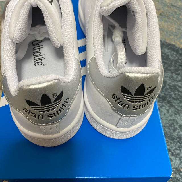 adidas(アディダス)の新品★アディダス　スタンスミス　キッズ　21.5★ キッズ/ベビー/マタニティのキッズ靴/シューズ(15cm~)(スニーカー)の商品写真