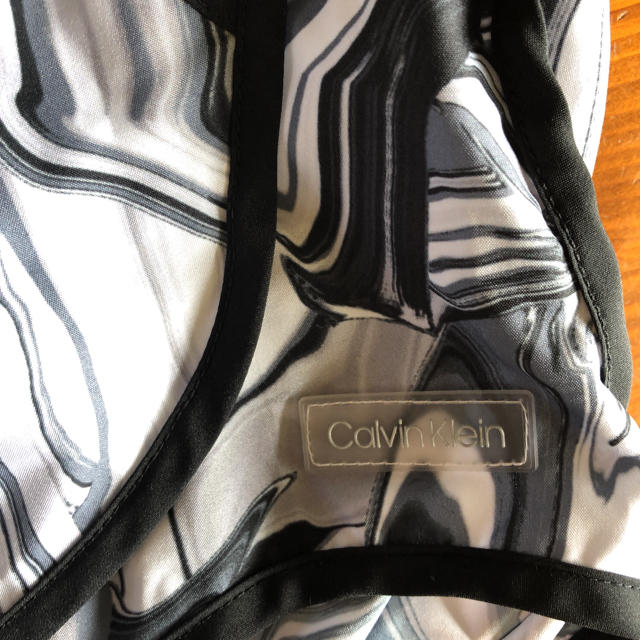 Calvin Klein(カルバンクライン)の新品‼︎ カルバン・クラインSports インナー付きウエア　XL スポーツ/アウトドアのトレーニング/エクササイズ(トレーニング用品)の商品写真