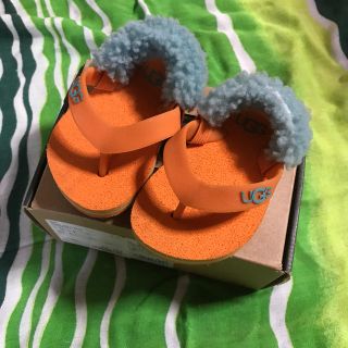 アグ(UGG)のUGGキッズ。ヒールシープスキンビーチサンダル。(スニーカー)