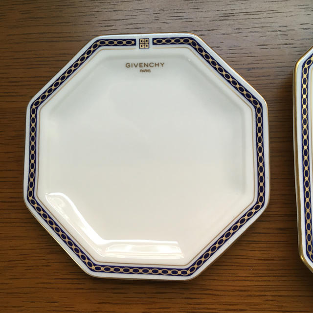 GIVENCHY(ジバンシィ)の新品　ジバンシィ　お皿セット　六枚で インテリア/住まい/日用品のキッチン/食器(食器)の商品写真