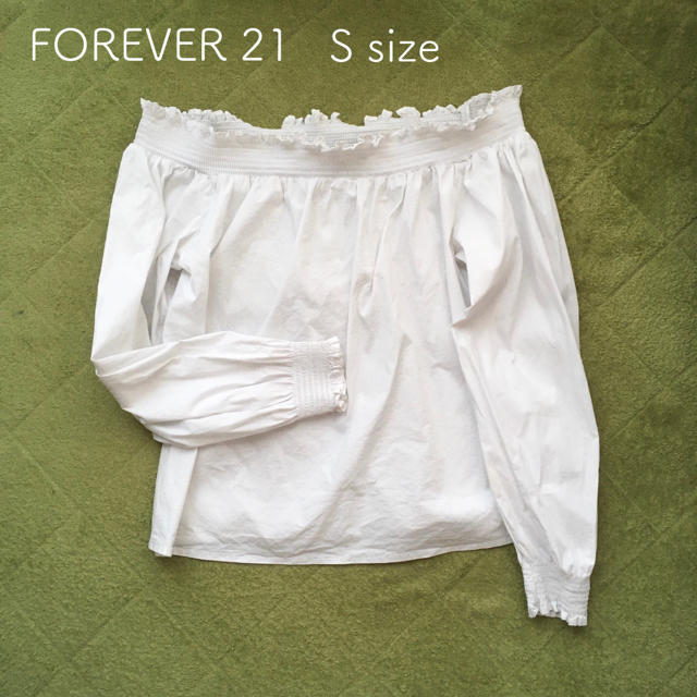 FOREVER 21(フォーエバートゥエンティーワン)のオフショルダーブラウス レディースのトップス(シャツ/ブラウス(長袖/七分))の商品写真