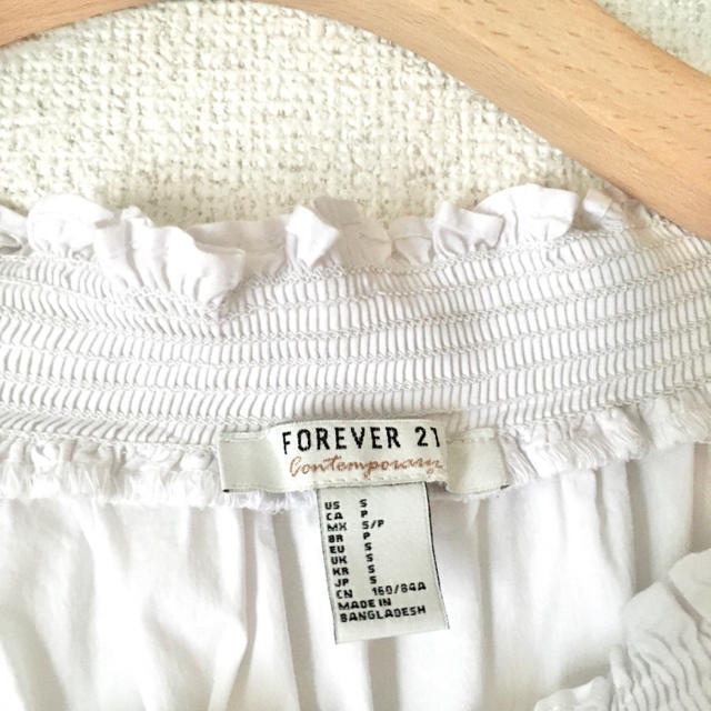 FOREVER 21(フォーエバートゥエンティーワン)のオフショルダーブラウス レディースのトップス(シャツ/ブラウス(長袖/七分))の商品写真