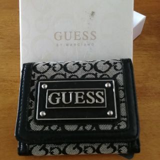 GUESS三つ折財布