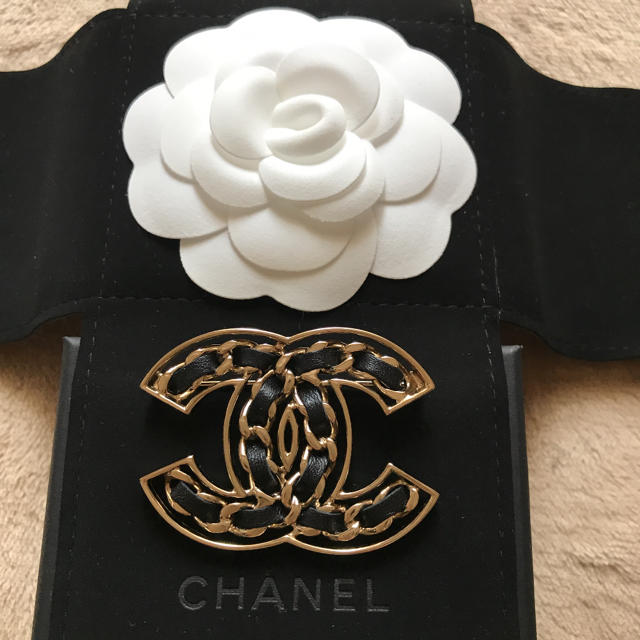 CHANEL(シャネル)のCHANEL♡新品未使用 完売 2019SS メタル&カーフスキン ブローチ レディースのアクセサリー(ブローチ/コサージュ)の商品写真