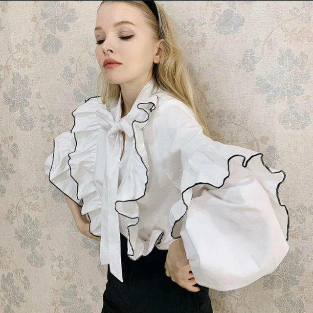 epine piping frill volume blouse