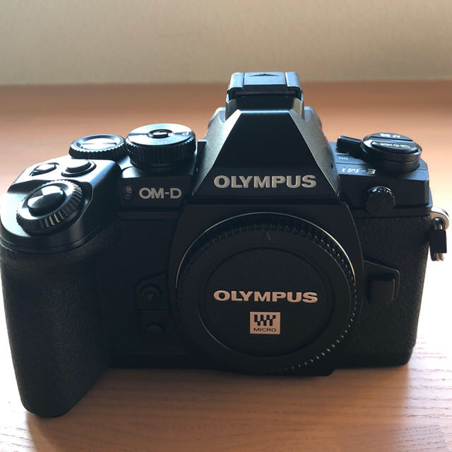 OLYMPUS(オリンパス)の【美品】OLYMPUS OMD-EM1 ブラック ボディ (おまけ付き) スマホ/家電/カメラのカメラ(ミラーレス一眼)の商品写真