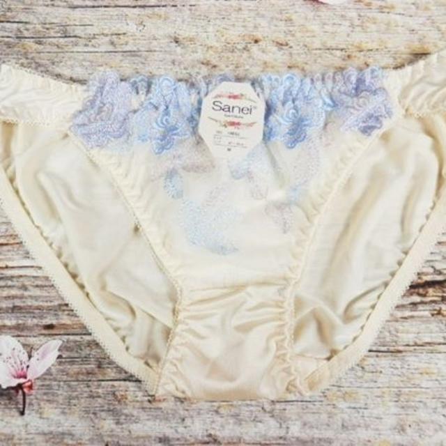 SE45◆D70 M◆美胸ブラ ショーツ Wパッド ローズ刺繍 クリーム レディースの下着/アンダーウェア(ブラ&ショーツセット)の商品写真