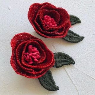 リリーブラウン(Lily Brown)の花 rose 刺繍 レッド 繊細 ピアス(ピアス)