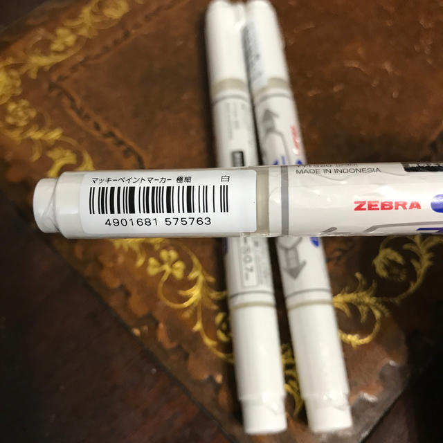 ZEBRA(ゼブラ)のZEBRA マッキーペイントマーカー　極細　白 インテリア/住まい/日用品の文房具(ペン/マーカー)の商品写真