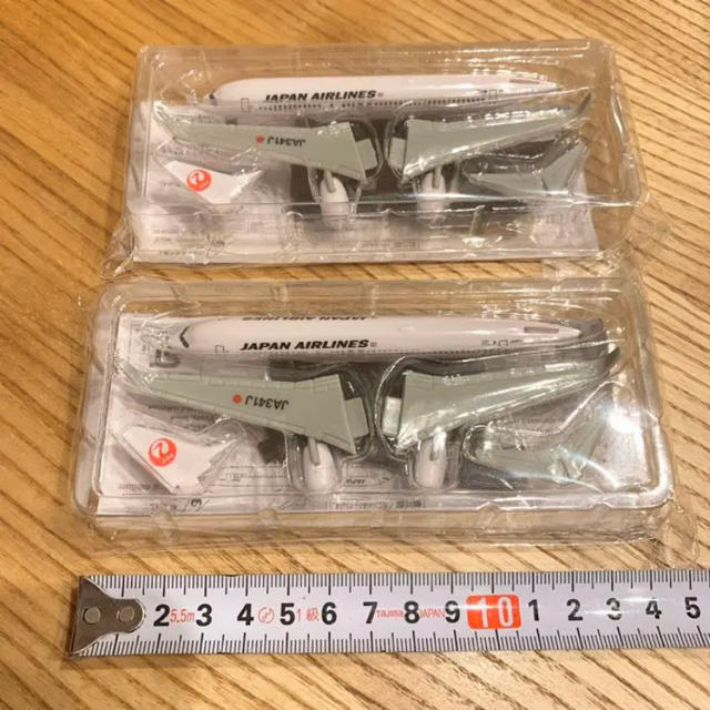 JAL(日本航空)(ジャル(ニホンコウクウ))のJAL 飛行機 模型×2 エンタメ/ホビーのおもちゃ/ぬいぐるみ(模型/プラモデル)の商品写真