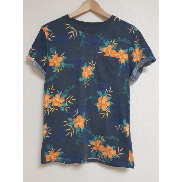 H&M(エイチアンドエム)の【H&M】花柄Tシャツ メンズのトップス(Tシャツ/カットソー(半袖/袖なし))の商品写真