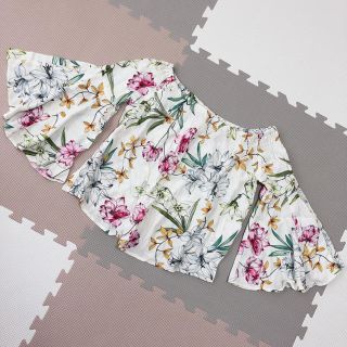 ベルシュカ(Bershka)の新品 Bershka フレア袖フラワー柄オフショルダートップス ZARA系 花柄(カットソー(長袖/七分))