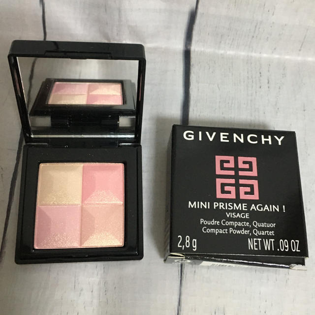 GIVENCHY(ジバンシィ)の【未使用】ジバンシー　ミニフェイスパウダー&ミニブラシ コスメ/美容のメイク道具/ケアグッズ(チーク/フェイスブラシ)の商品写真