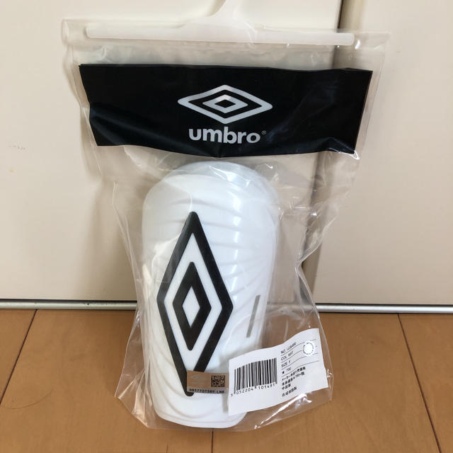 UMBRO(アンブロ)のサッカー　すね当て　アンブロ スポーツ/アウトドアのサッカー/フットサル(その他)の商品写真