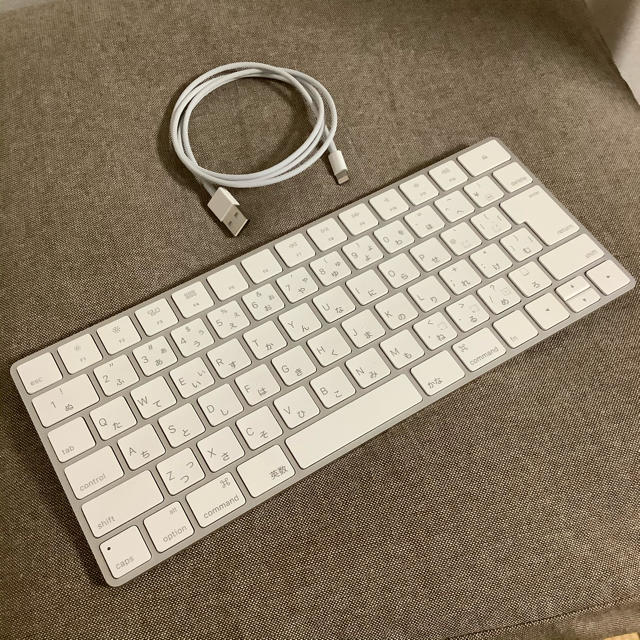 Apple(アップル)のApple magic keyboard2 純正Lightningケーブル付 スマホ/家電/カメラのPC/タブレット(PC周辺機器)の商品写真