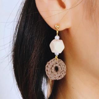 ウッドピアス　鍵編みでナチュラルに(ピアス)