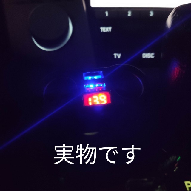 限定値引！【ブラック】シガーソケット/USB×2ポート 電圧表示付 自動車/バイクの自動車(車内アクセサリ)の商品写真