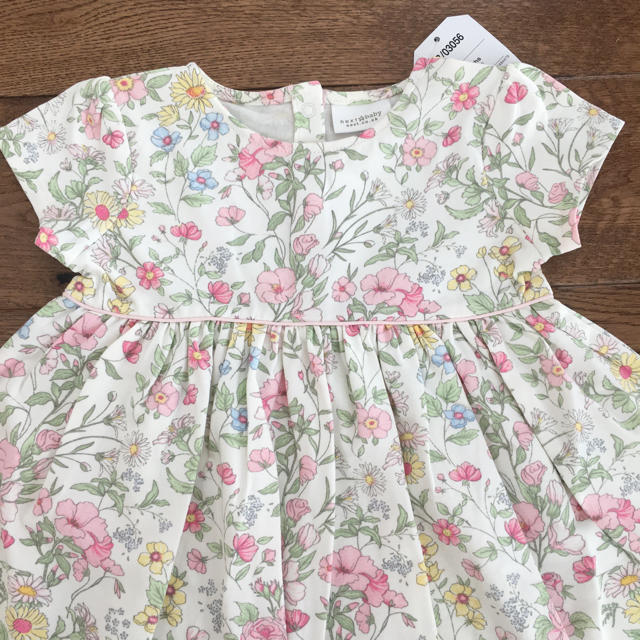 NEXT(ネクスト)の新品♡next♡半袖ワンピース　花柄フローラル　90 キッズ/ベビー/マタニティのキッズ服女の子用(90cm~)(ワンピース)の商品写真