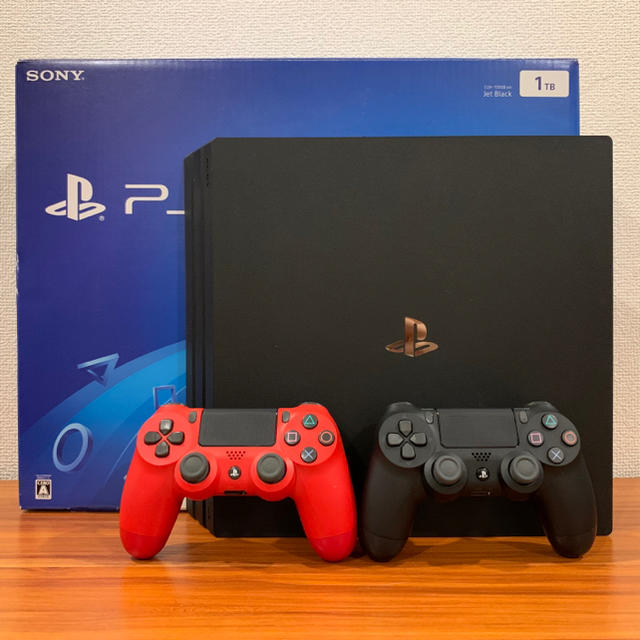 PlayStation4(プレイステーション4)のPlayStation4 Proジェットブラック1TB(コントローラー二つあり) エンタメ/ホビーのゲームソフト/ゲーム機本体(家庭用ゲーム機本体)の商品写真