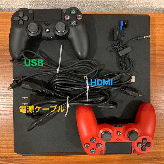 PlayStation4(プレイステーション4)のPlayStation4 Proジェットブラック1TB(コントローラー二つあり) エンタメ/ホビーのゲームソフト/ゲーム機本体(家庭用ゲーム機本体)の商品写真