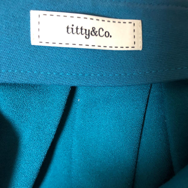 titty&co(ティティアンドコー)のtitiy &aco  エメラルドグリーン　膝上スカート レディースのスカート(ひざ丈スカート)の商品写真