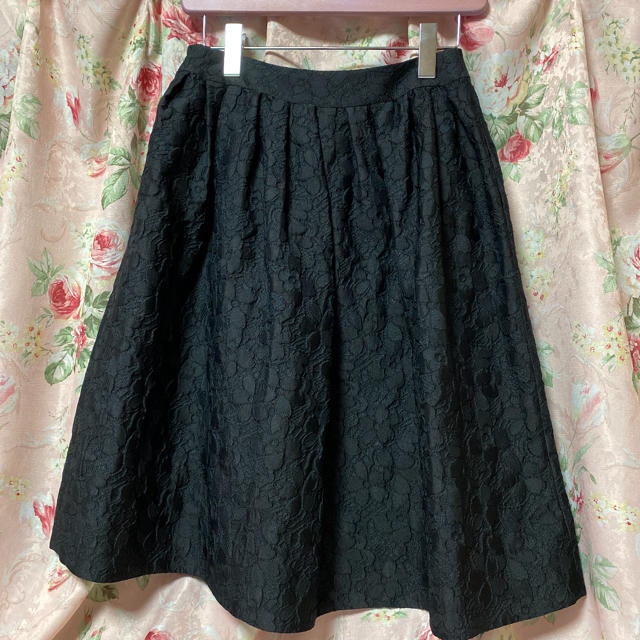 TO BE CHIC(トゥービーシック)のTOBECHIC ジャガード花柄フレアスカート レディースのスカート(ひざ丈スカート)の商品写真