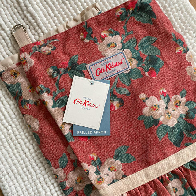 Cath Kidston(キャスキッドソン)の【新品未使用】キャスキッドソン フリルエプロン インテリア/住まい/日用品のキッチン/食器(収納/キッチン雑貨)の商品写真