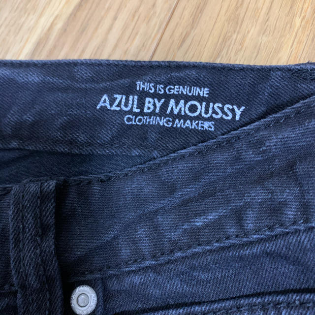 AZUL by moussy(アズールバイマウジー)のアズールバイマウジー ダメージデニム黒 レディースのパンツ(デニム/ジーンズ)の商品写真