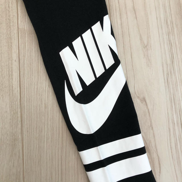 NIKE(ナイキ)の【人気】NIKE ガールズ　フェイバリット　グラフィック　レギンス　130cm キッズ/ベビー/マタニティのキッズ服女の子用(90cm~)(パンツ/スパッツ)の商品写真