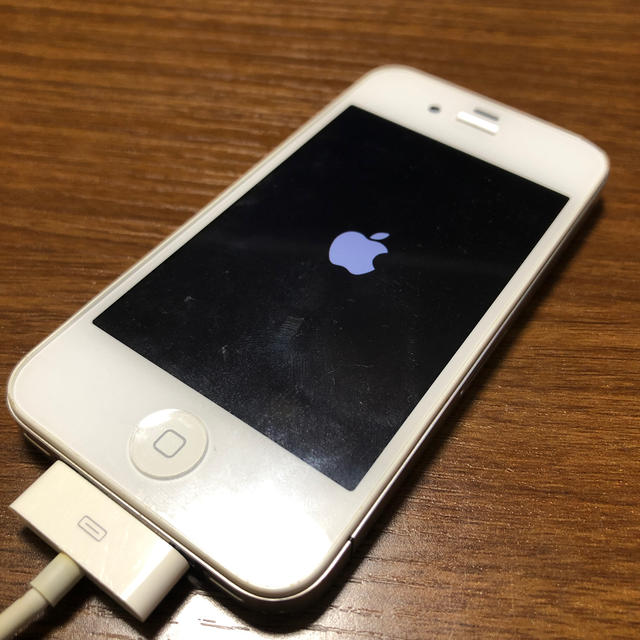 Apple(アップル)のiPhone 4 ホワイト A1332 スマホ/家電/カメラのスマートフォン/携帯電話(スマートフォン本体)の商品写真