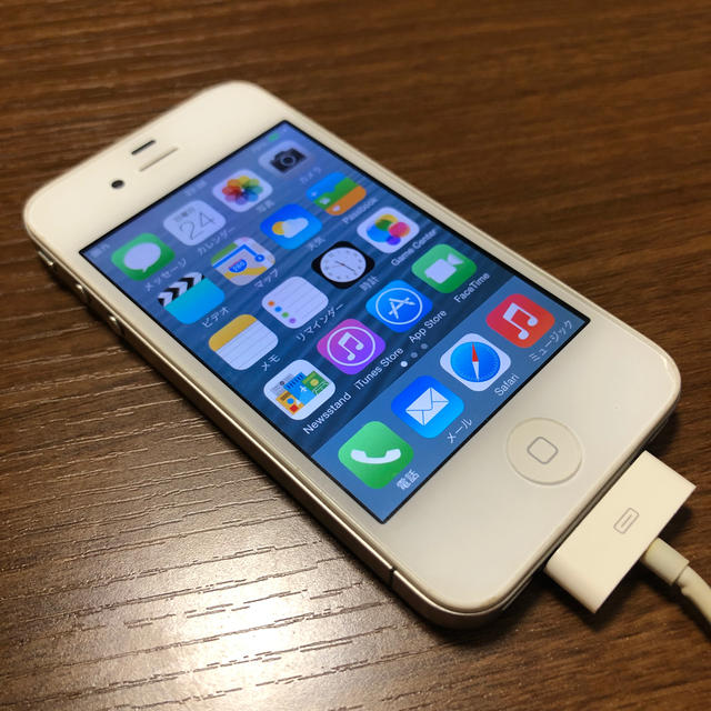 Apple(アップル)のiPhone 4 ホワイト A1332 スマホ/家電/カメラのスマートフォン/携帯電話(スマートフォン本体)の商品写真