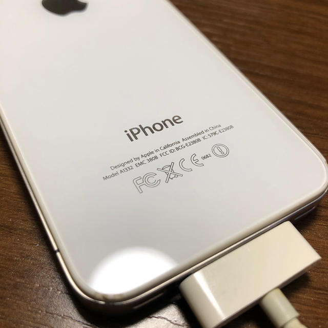 Apple(アップル)のiPhone 4 ホワイト A1332 スマホ/家電/カメラのスマートフォン/携帯電話(スマートフォン本体)の商品写真