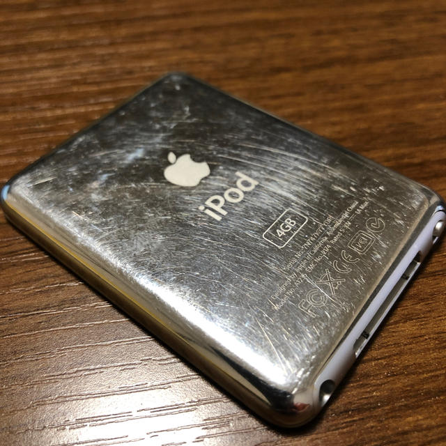 Apple(アップル)のiPod nano A1236 4GB シルバー スマホ/家電/カメラのオーディオ機器(ポータブルプレーヤー)の商品写真