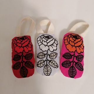 マリメッコ(marimekko)のマリメッコ　ヴィヒキルース　ネームタグ(キーホルダー)