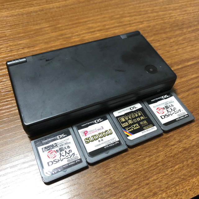 ニンテンドーDS(ニンテンドーDS)のDSi本体 と ソフト４種 エンタメ/ホビーのゲームソフト/ゲーム機本体(携帯用ゲーム機本体)の商品写真